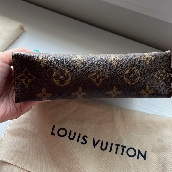 Louis Vuitton Monogram Toiletry Pouch 19 ✨ - Picture 2 of 7